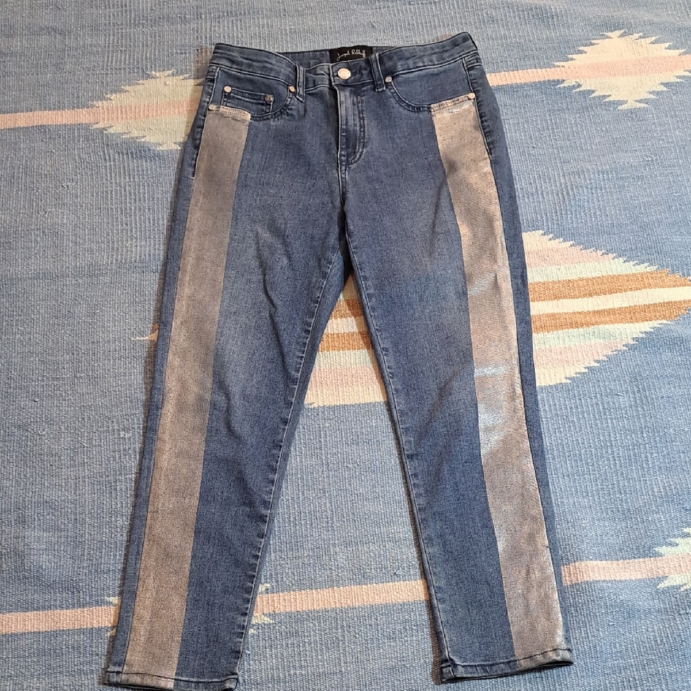 Women’s Size 10 Joseph Ribkoff Fashion Denim With Silver Strip Down The Legs.🦋